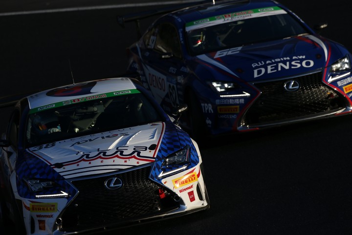 阪口良平（muta Racing ADVICS IS 350 TWS）にパスされる嵯峨宏紀（DENSO Le Beausset RC350）