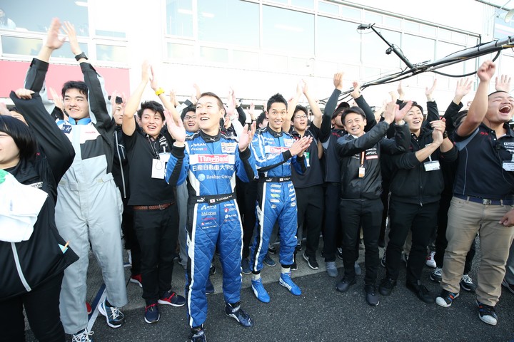 内田優大／藤井誠暢／平峰一貴組（スリーボンド日産自動車大学校GT-R）は卒業V