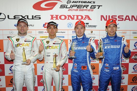 予選フォトセッション: 両クラスのポールシッター