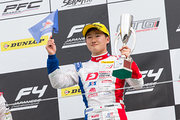 優勝した角田裕毅（Hondaフオ一ミュラ・ドリ一ム・プロジ工クト）