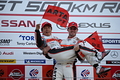 表彰式: GT300クラスで優勝した髙木真一とショーン・ウォーキンショー（ AUTOBACS RACING TEAM AGURI）