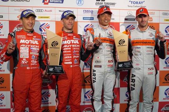 決勝フォトセッション: 両クラスの優勝ドライバー 決勝フォトセッション: 両クラスの優勝ドライバー