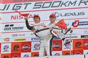 GT300クラス優勝の高木真一とショーン・ウォーキンショー