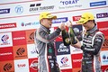 表彰式: GT300クラスで優勝した平中克幸と安田裕信（GAINER）