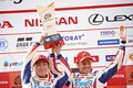 表彰式: GT500クラスで優勝した小林可夢偉とヘイッキ・コバライネン（LEXUS TEAM SARD）