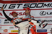 GT300クラスで優勝した高木真一とショーン・ウォーキンショー（ AUTOBACS RACING TEAM AGURI）