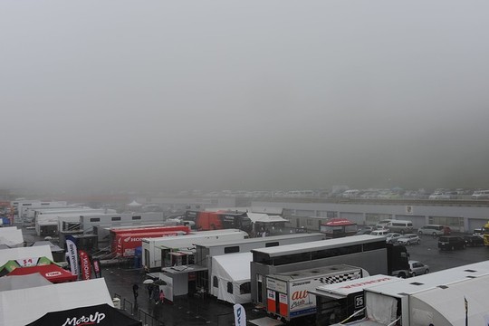 決勝日、オートポリスは早朝より霧に覆われた