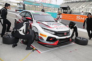 ピットインする植松忠雄／中野信治／大津弘樹／小林崇志組（Modulo CIVIC TCR）