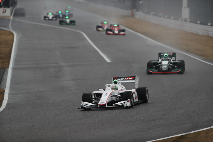 オープニングラップ: セーフティーカー先導で5周のデモレースがスタートした