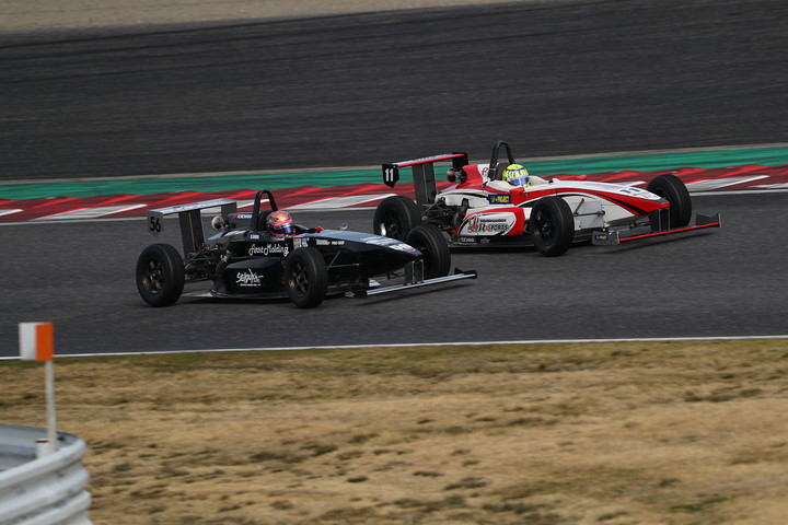 1コーナーで澤龍之介をパスする岩佐歩夢