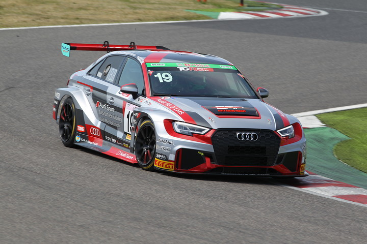 ST-TCRクラスポールポジションのヒロボン／松本武士／篠原拓朗組（BRP Audi Mie RS3 LMS）