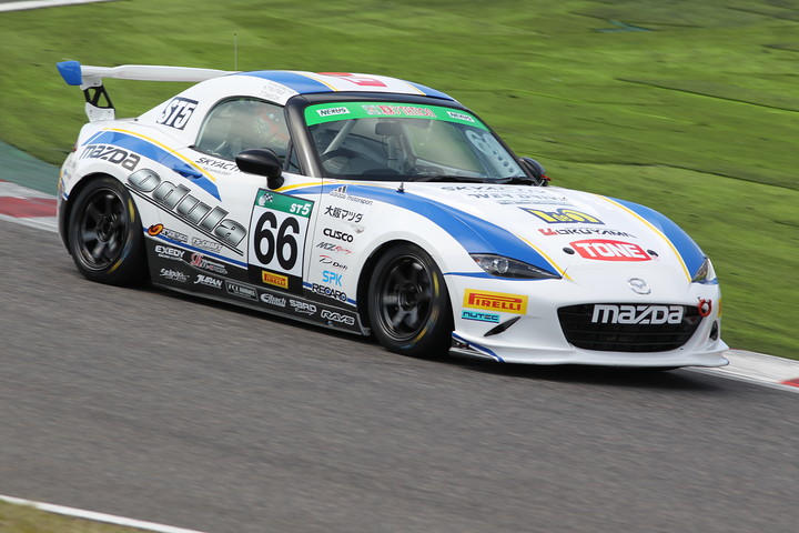 ST-5クラスポールポジションの橋本陸／武地孝幸／筒井克彦組（odula Idia ROADSTER）