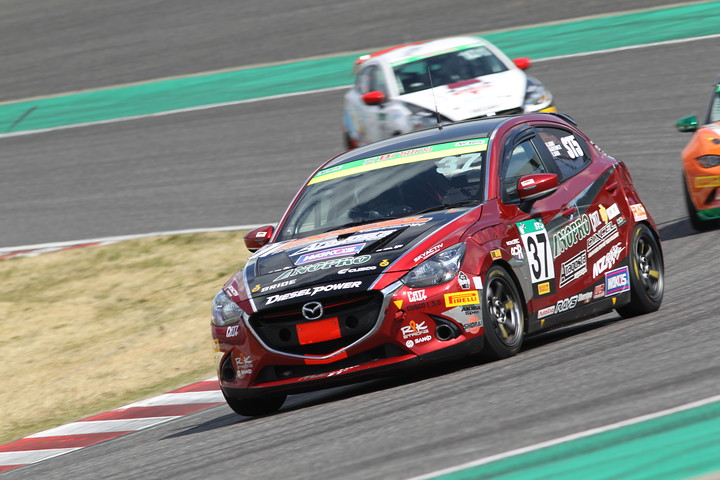 ST-5クラス優勝は井尻薫／森かずんど／関豊組（DXLワコーズNOPROデミオSKY-D）