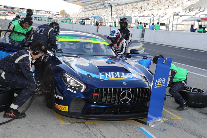 ピットインする内田優大／山内英輝／高橋翼組（ENDLESS AMG GT4）