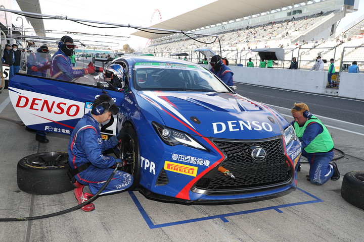 ピットインする嵯峨宏紀／山下健太／小河諒組（DENSO Le Beausset RC350）