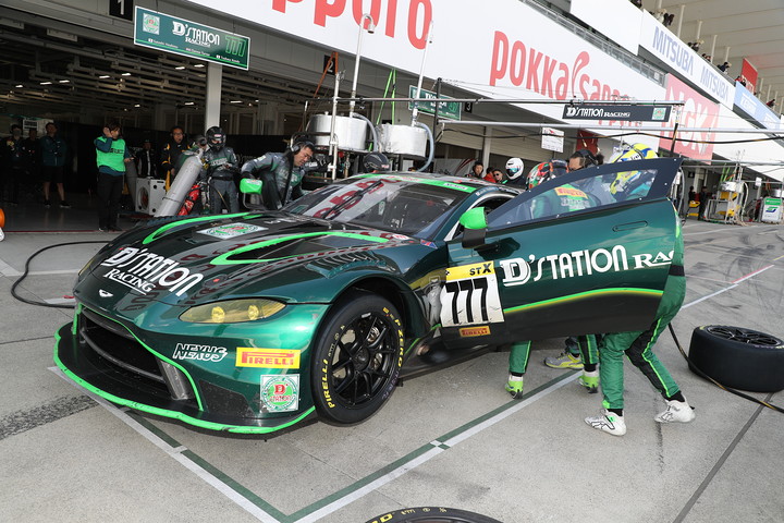 ピットインする星野敏／ダレン・ターナー／近藤翼組（D'station Vantage GT3）