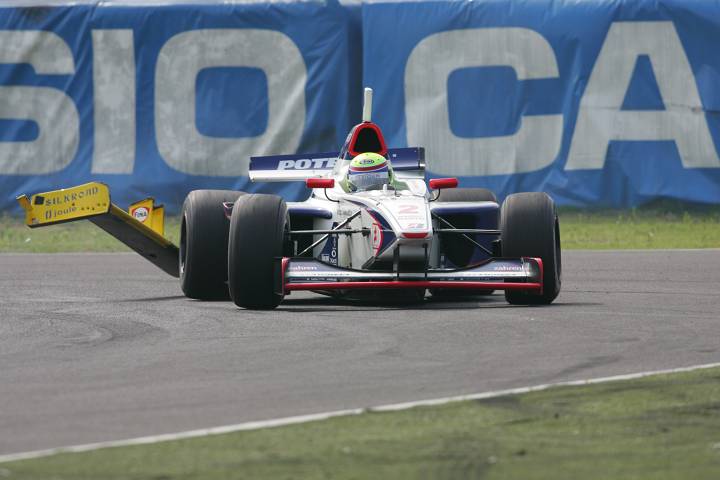 シケインで道上龍と絡んだ金石年弘、脱落したフロントウイングは道上のもの