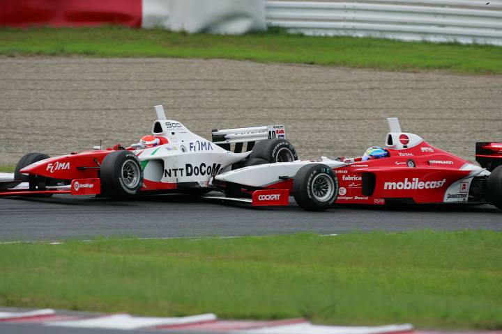 そしてついに70ラップ目、トレルイエの右フロントタイヤにライアンの左リアタイヤが乗り上げる