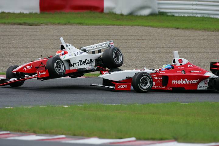 トレルイエの右フロントタイヤに乗り上げ宙に浮くライアンのLOLA B351