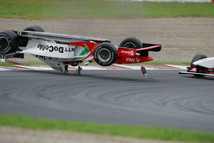 回転するリチャード・ライアンのLOLA B351 #1