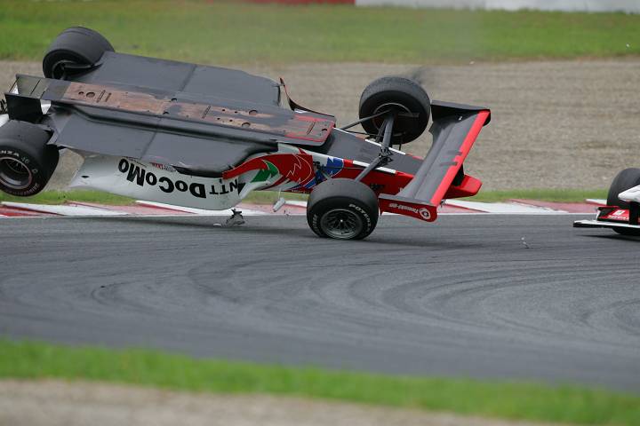 回転するリチャード・ライアンのLOLAB 351 #2