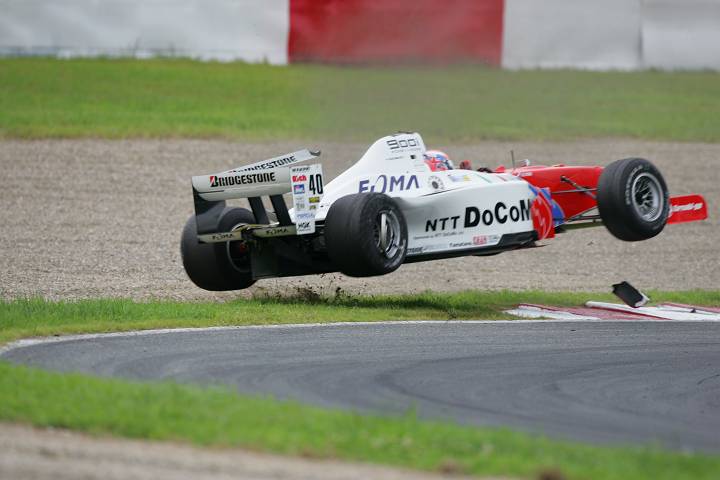 1回転してグラベルに着地したライアンとLOLA B351 #1