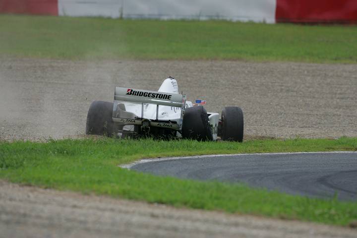 1回転してグラベルに着地したライアンとLOLA B351 #2