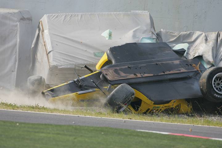 金石のマシンに乗り上げた道上はタイヤバリアーに一直線！