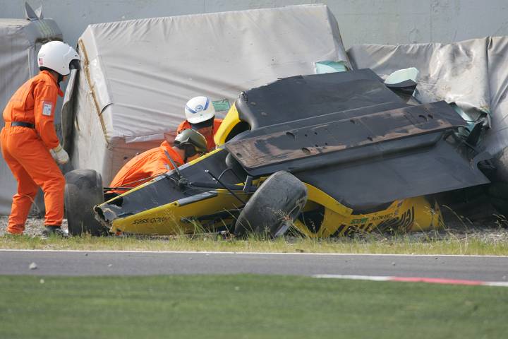 道上のマシンは滑るようにフェンス際を渡りグラベルに横転して着地