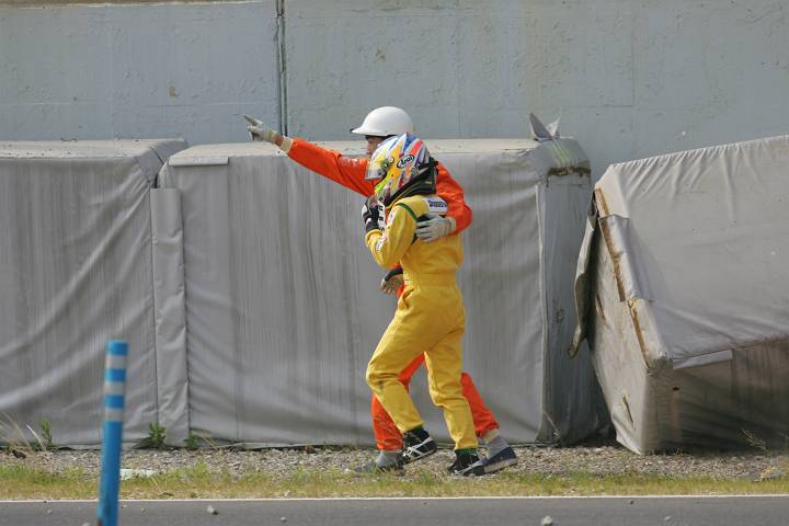 コースマーシャルに救出される道上、奇跡的に軽症で事なきを得た