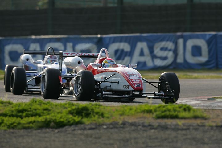 決勝トップの池田に迫るオリベイラ。この後1コーナーで池田をパス