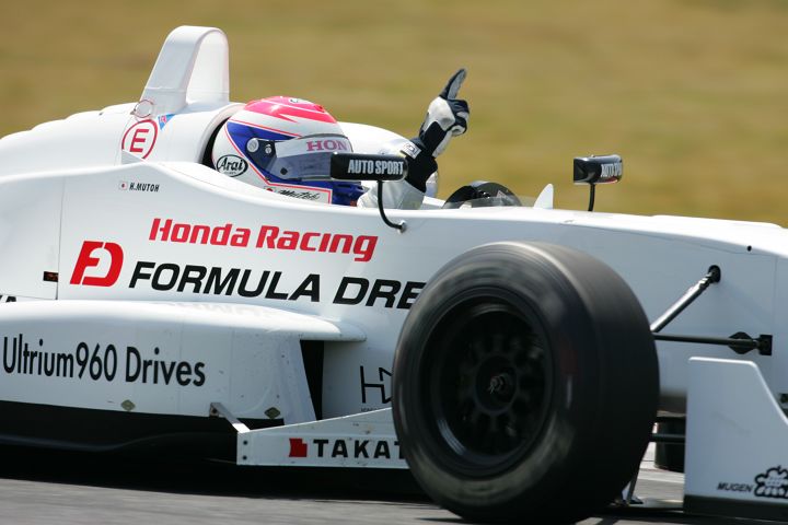 決勝今季2勝目、オリベイラを退けてガッツポーズの武藤英紀