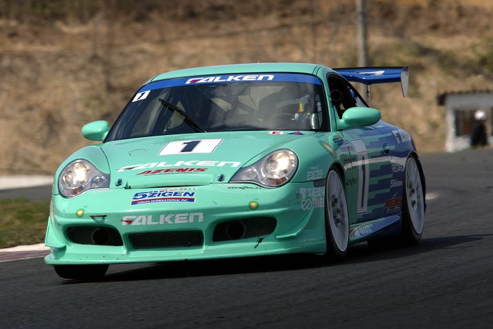 逆転優勝したFALKEN☆PORCSHE（田中哲也/荒聖治組）