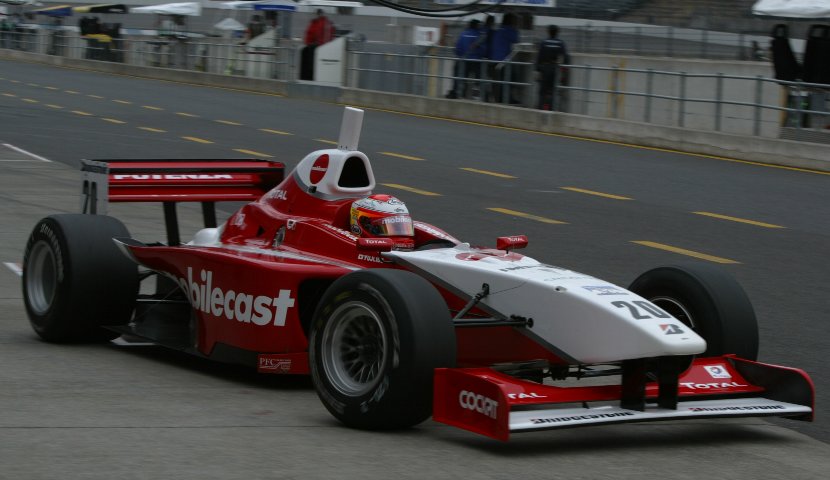 予選1回目暫定PPは井出。しかし1秒以内に9台がひしめく大混戦だ