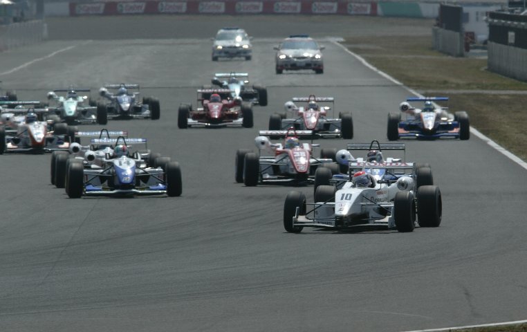 見事なスタートでトップに躍り出た#10武藤英紀