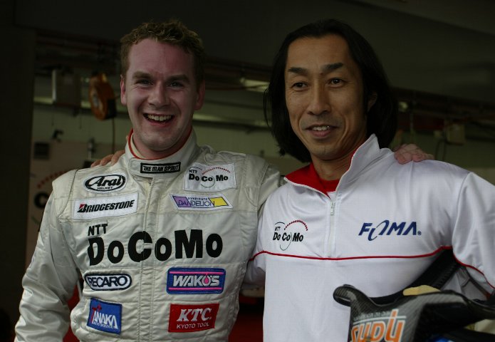 予選今季初のポールを獲得したライアンと村岡代表