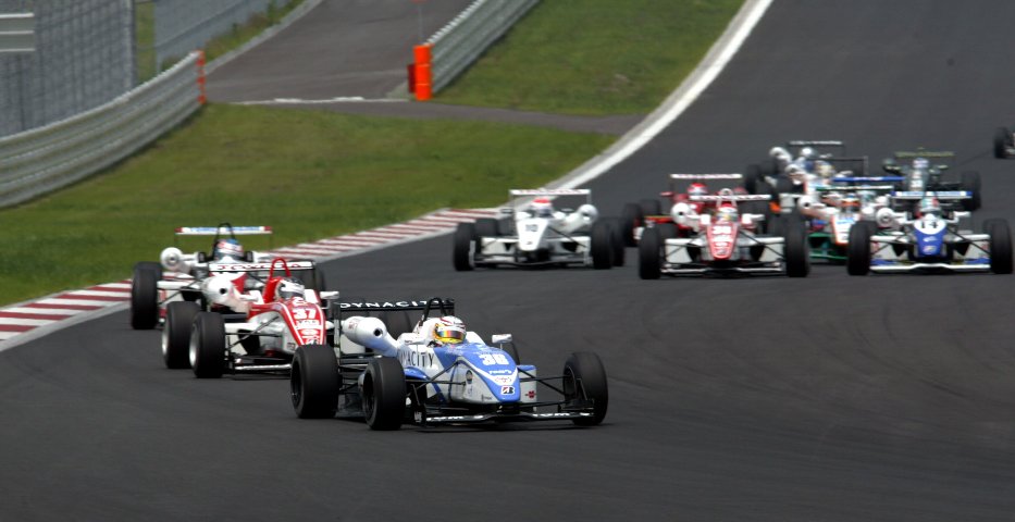 決勝スタートでトップに立ったオリベイラの後方で、並走する池田とモンティン