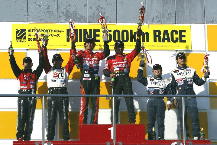 決勝 うれしい表彰台のクルーたち