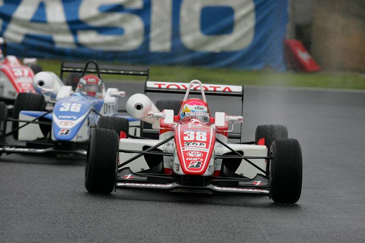 決勝 トップを走る池田を追うオリベイラと中嶋