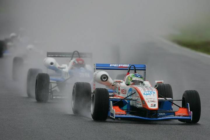 決勝ロベルト・ストレイトがスタートを制してそのまま逃げ切りF3初優勝