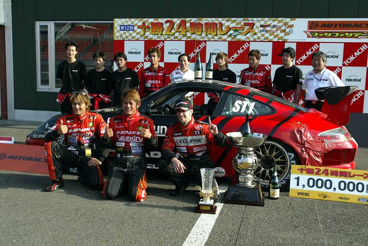 24時間 優勝したADVAN DENAG GT3のクルー達