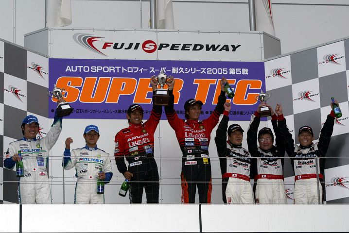 決勝 表彰台で喜びのST1クラス上位3チーム