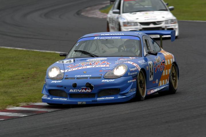 総合8位POKKAクラス優勝の焼きたて!!ジャぱんPORSCHE