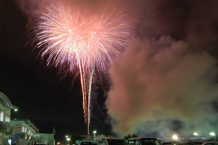 勝者を称え、鈴鹿の夏に別れを告げる花火の競演