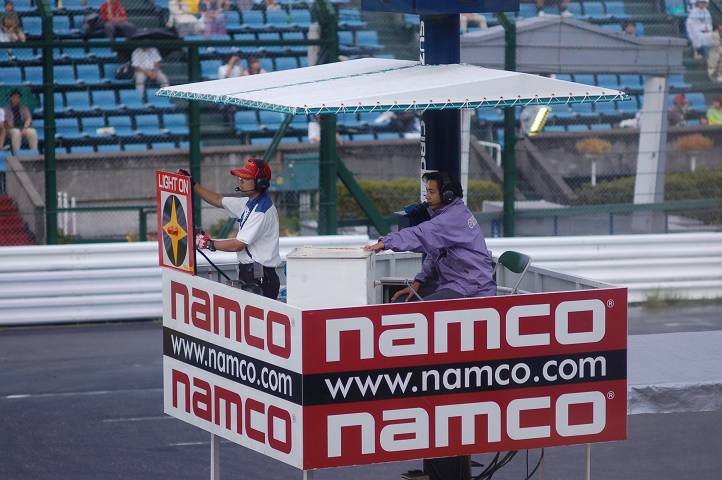 午後6時、雨のため例年より早くライトオンのサインが出された