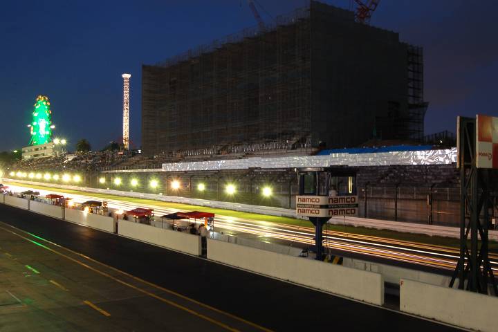 チェッカー目指し、光の軌跡がストレートを駆ける