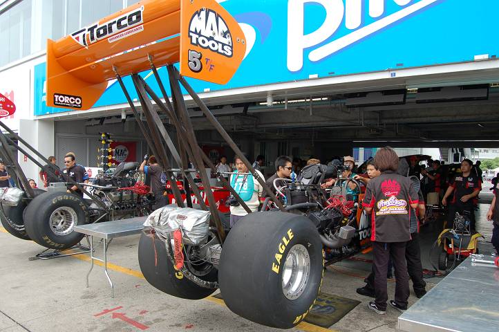 決勝前のアトラクションで走ったドラッグマシン