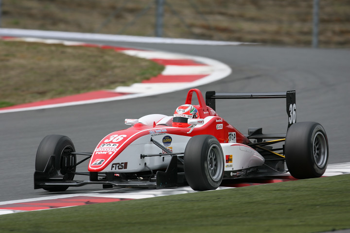 スタートで出遅れたものの挽回し、今シーズン初優勝を飾った大嶋和也