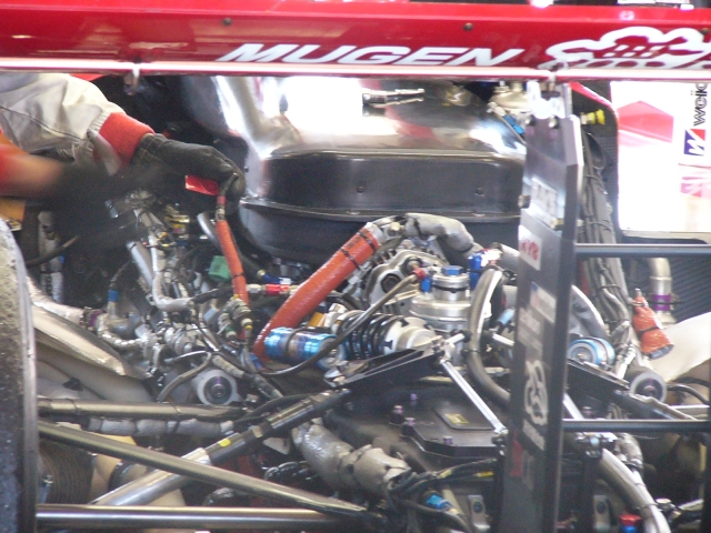 追い上げを開始した矢先に今度は電気系のトラブル。無限クラージュの勝利への道は険しい。