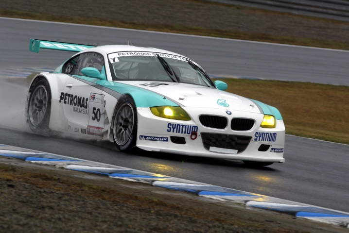 ウェットコンディションの中、2位以下に大差をつけてポールを獲得したBMW Z4Mクーペ